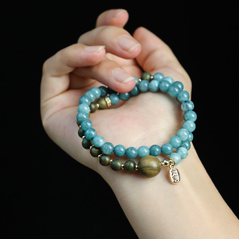 Pulsera de equilibrio emocional de doble vuelta con hojas pequeñas de sándalo rojo, calcedonia azul y sándalo verde y Buddha Stones