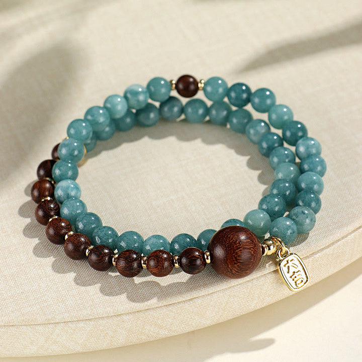 Pulsera de equilibrio emocional de doble vuelta con hojas pequeñas de sándalo rojo, calcedonia azul y sándalo verde y Buddha Stones