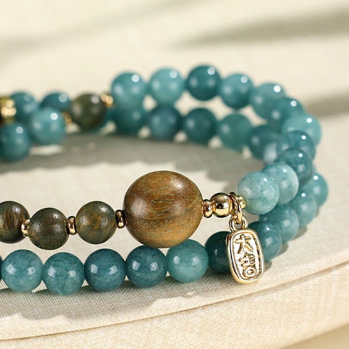 Pulsera de equilibrio emocional de doble vuelta con hojas pequeñas de sándalo rojo, calcedonia azul y sándalo verde y Buddha Stones