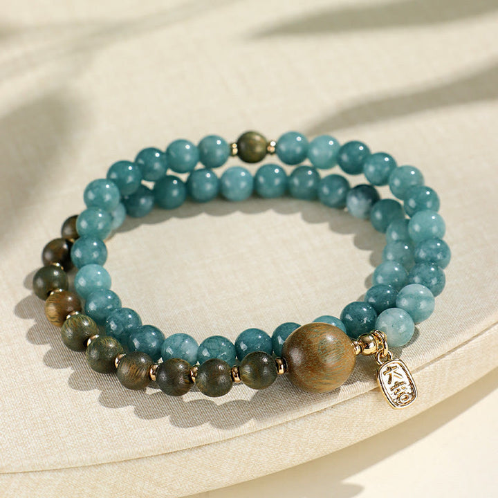 Pulsera de equilibrio emocional de doble vuelta con hojas pequeñas de sándalo rojo, calcedonia azul y sándalo verde y Buddha Stones