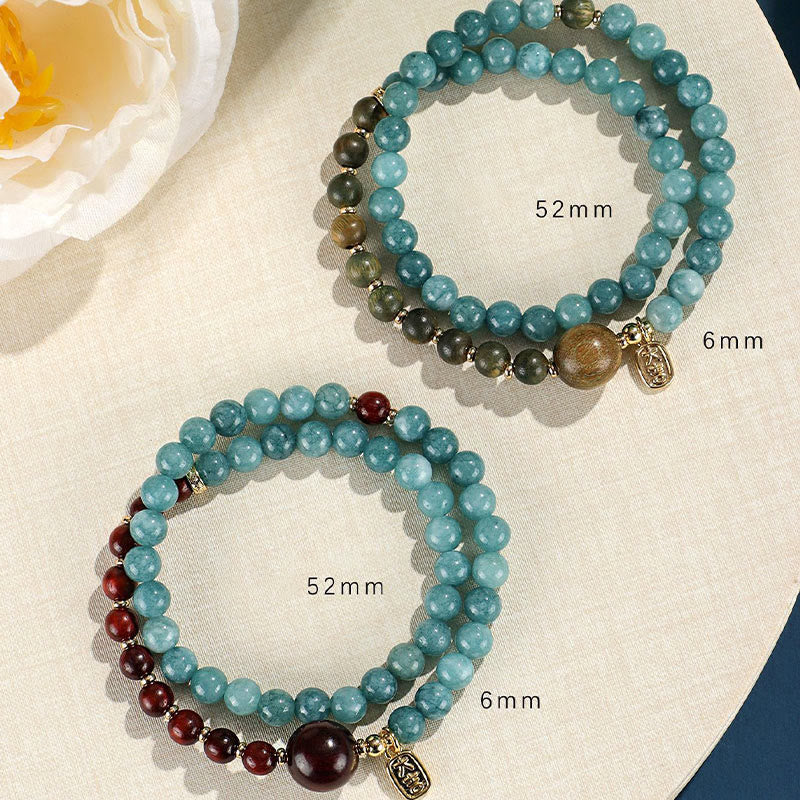Pulsera de equilibrio emocional de doble vuelta con hojas pequeñas de sándalo rojo, calcedonia azul y sándalo verde y Buddha Stones