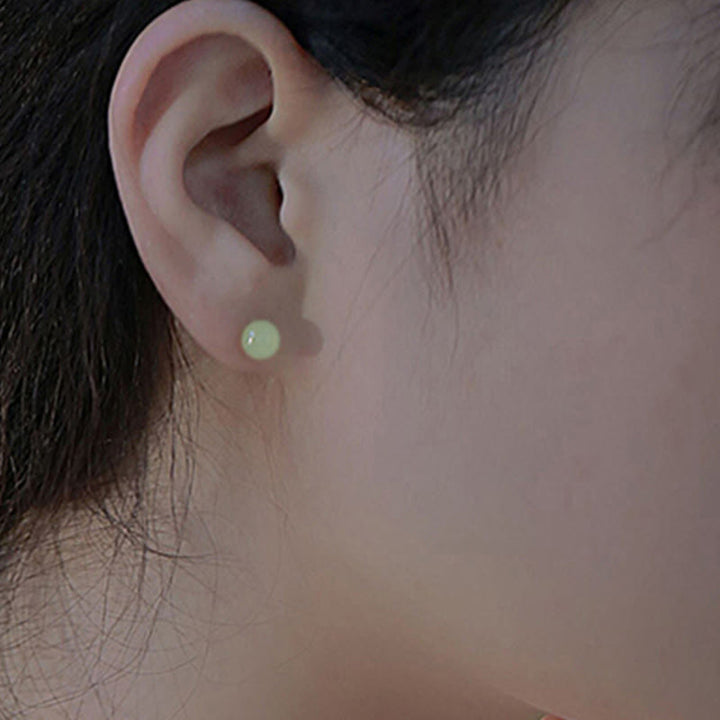 Pendientes de tuerca de la suerte con cuentas de jade redondo de Buddha Stones