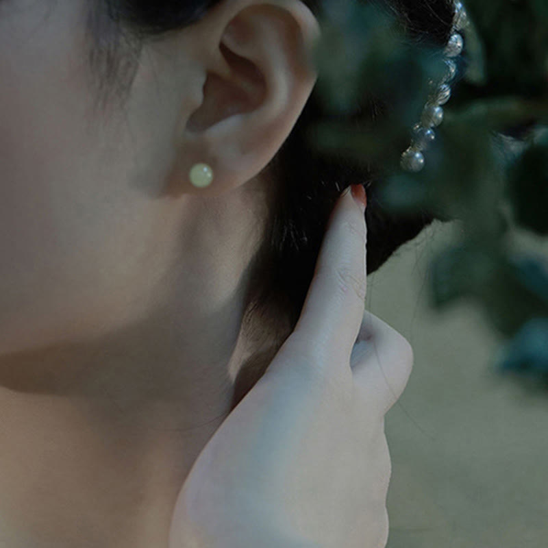 Pendientes de tuerca de la suerte con cuentas de jade redondo de Buddha Stones