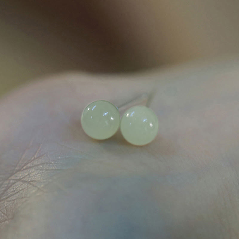 Pendientes de tuerca de la suerte con cuentas de jade redondo de Buddha Stones