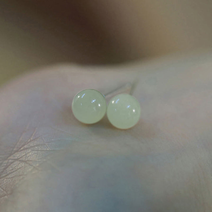 Pendientes de tuerca de la suerte con cuentas de jade redondo de Buddha Stones