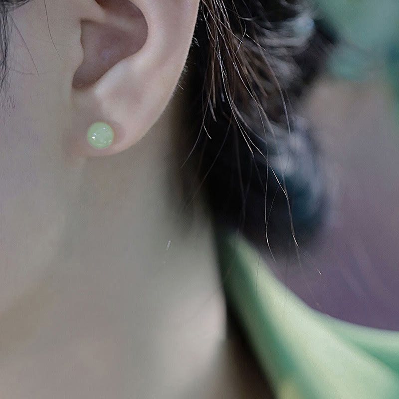 Pendientes de tuerca de la suerte con cuentas de jade redondo de Buddha Stones