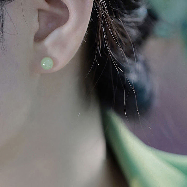 Pendientes de tuerca de la suerte con cuentas de jade redondo de Buddha Stones