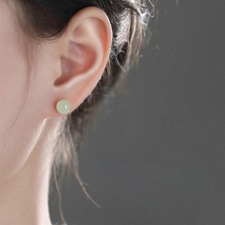 Pendientes de tuerca de la suerte con cuentas de jade redondo de Buddha Stones