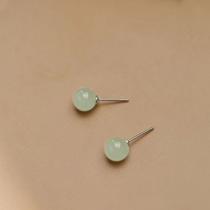 Pendientes de tuerca de la suerte con cuentas de jade redondo de Buddha Stones
