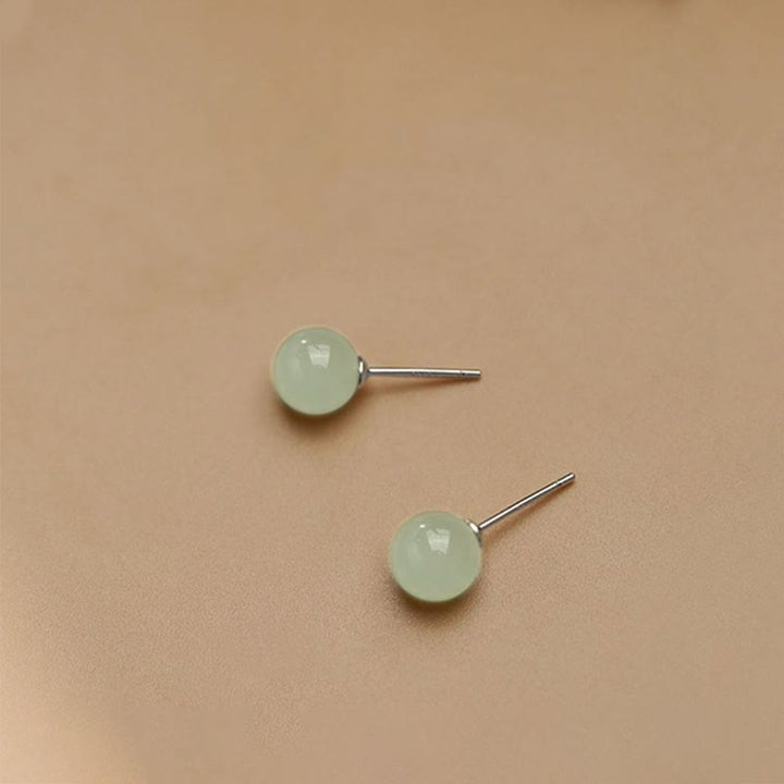 Pendientes de tuerca de la suerte con cuentas de jade redondo de Buddha Stones