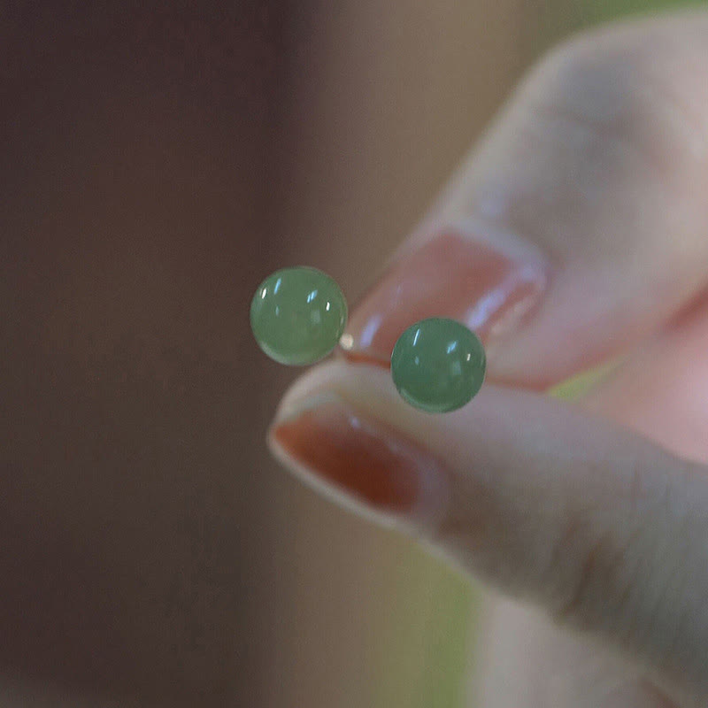 Pendientes de tuerca de la suerte con cuentas de jade redondo de Buddha Stones