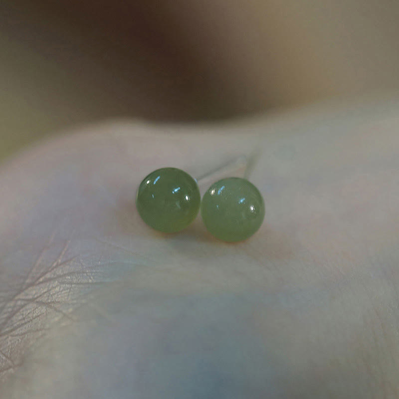 Pendientes de tuerca de la suerte con cuentas de jade redondo de Buddha Stones