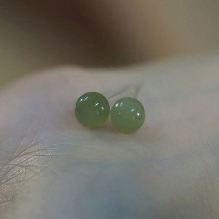 Pendientes de tuerca de la suerte con cuentas de jade redondo de Buddha Stones