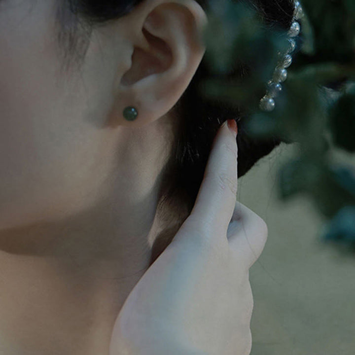 Pendientes de tuerca de la suerte con cuentas de jade redondo de Buddha Stones