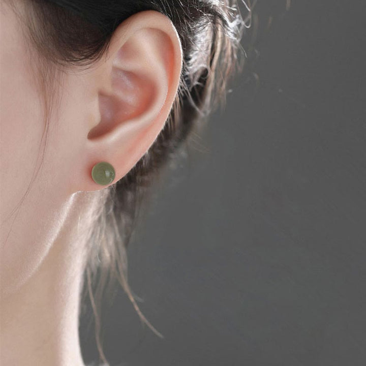 Pendientes de tuerca de la suerte con cuentas de jade redondo de Buddha Stones