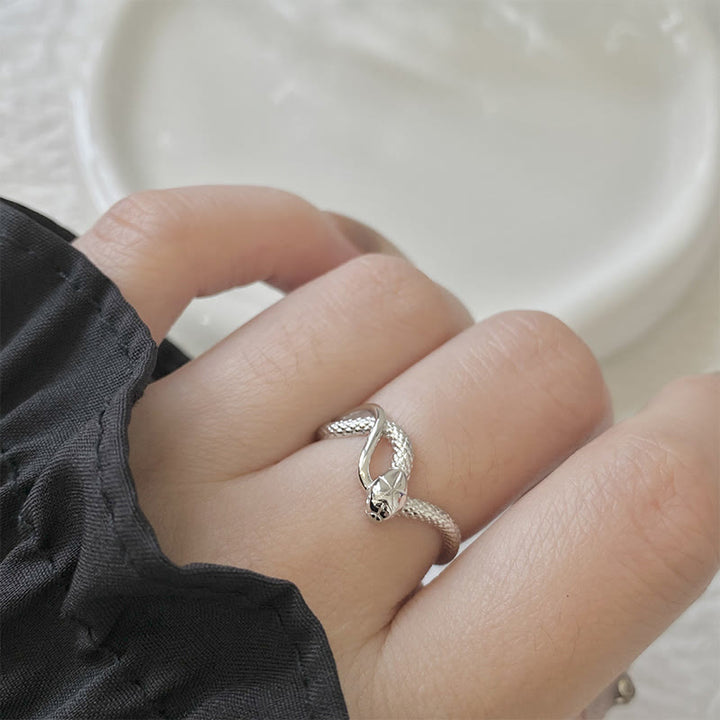 Anillo ajustable con forma de almeja del año de la serpiente en plata de ley 925 con Buddha Stones