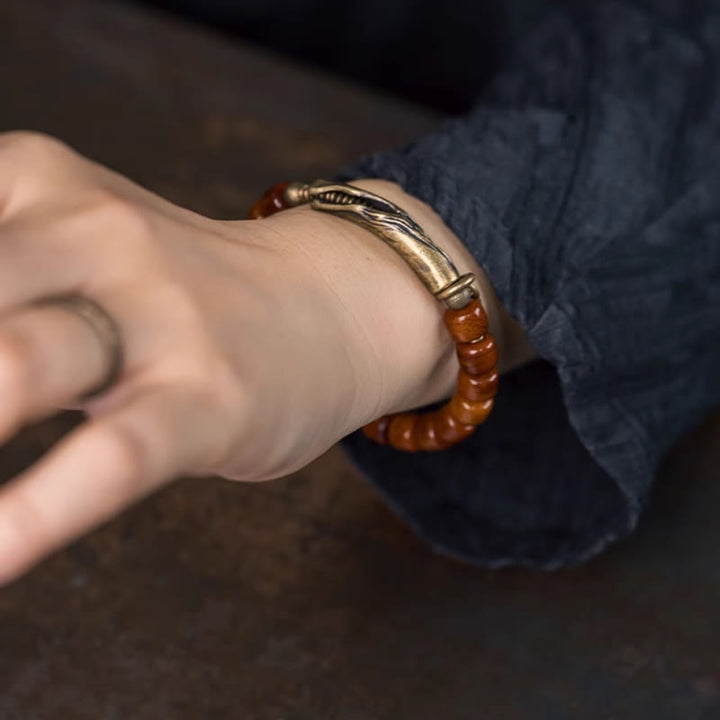 Pulsera de fuerza con colgante de cono de cobre y cuentas de hueso de Buddha Stones