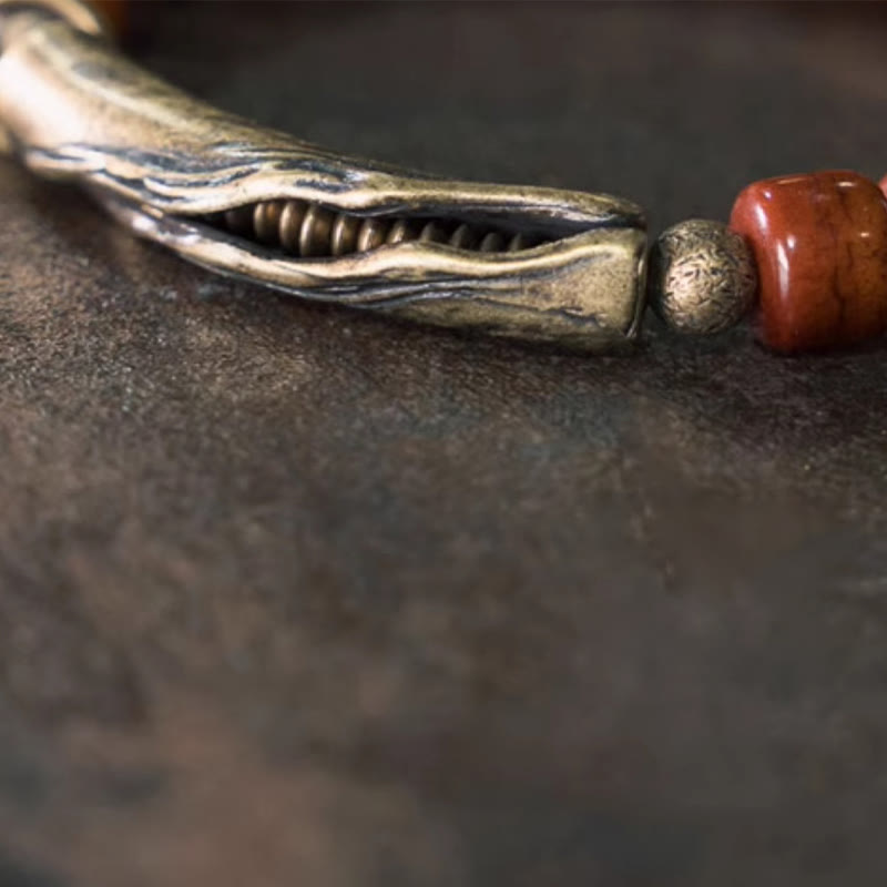 Pulsera de fuerza con colgante de cono de cobre y cuentas de hueso de Buddha Stones