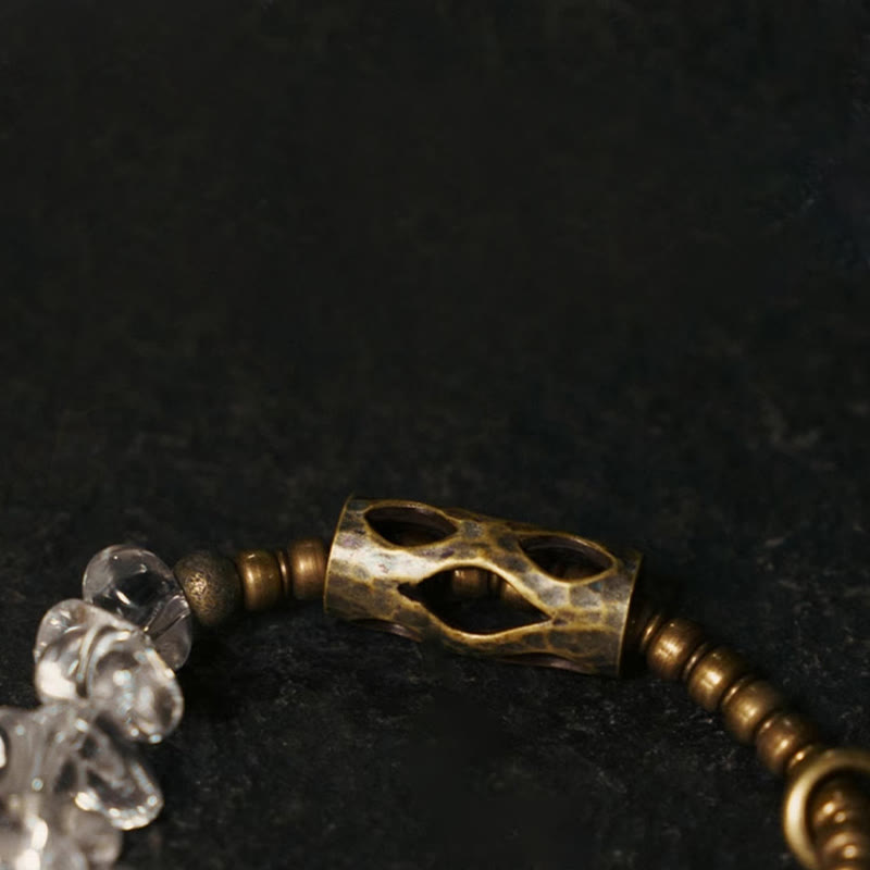 Pulsera de cobre con cristales blancos irregulares y Buddha Stones