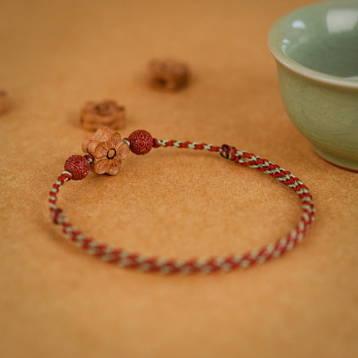 Pulsera de tobillo con hilo de riqueza de cinabrio y pequeñas flores de durazno con Buddha Stones