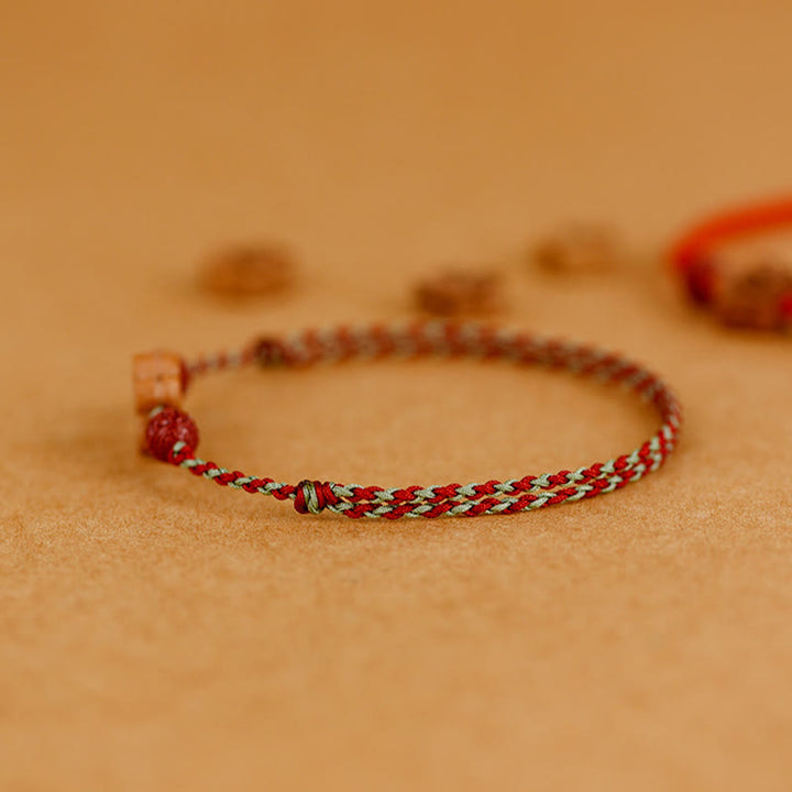 Pulsera de tobillo con hilo de riqueza de cinabrio y pequeñas flores de durazno con Buddha Stones