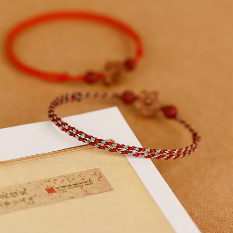 Pulsera de tobillo con hilo de riqueza de cinabrio y pequeñas flores de durazno con Buddha Stones