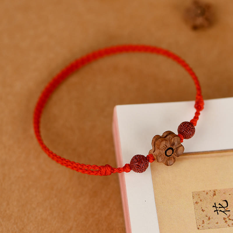 Pulsera de tobillo con hilo de riqueza de cinabrio y pequeñas flores de durazno con Buddha Stones