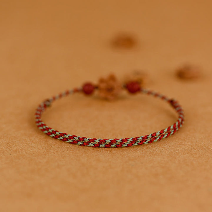 Pulsera de tobillo con hilo de riqueza de cinabrio y pequeñas flores de durazno con Buddha Stones