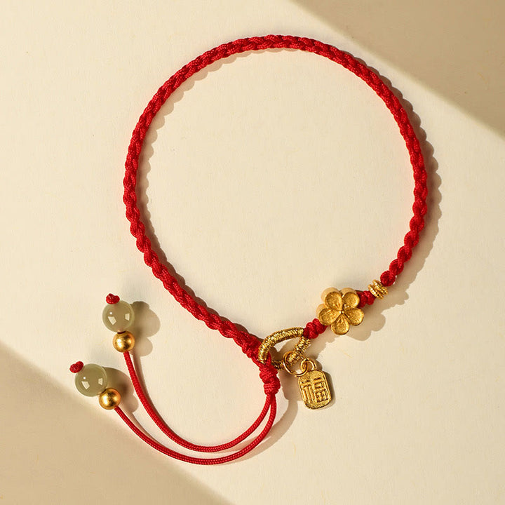 Buddha Stones Pulsera de hilo con amuleto de la suerte con personaje Fu en flor de melocotón pequeña de jade de Hetian