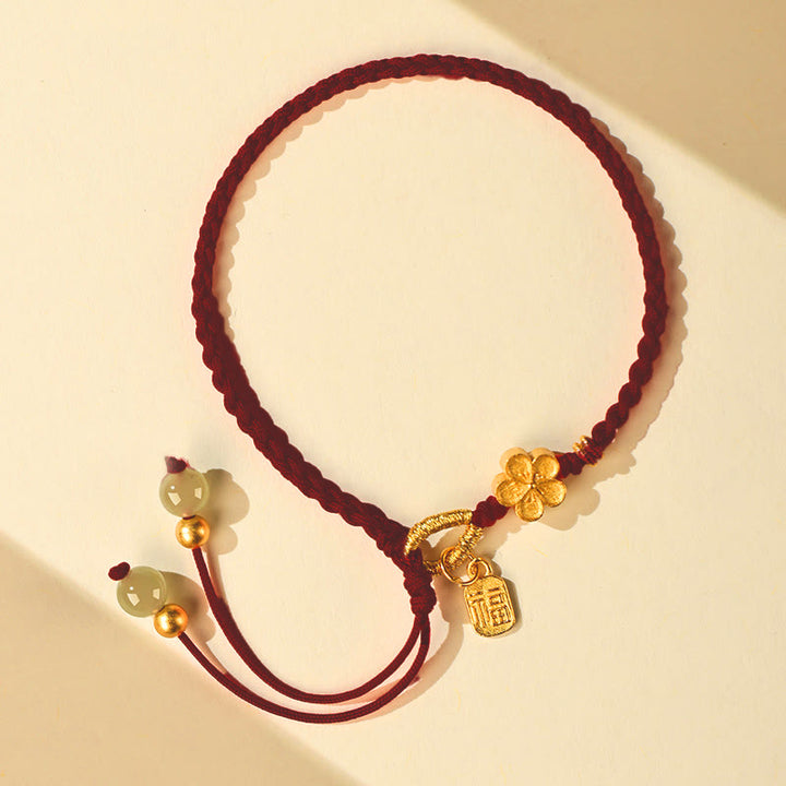 Buddha Stones Pulsera de hilo con amuleto de la suerte con personaje Fu en flor de melocotón pequeña de jade de Hetian