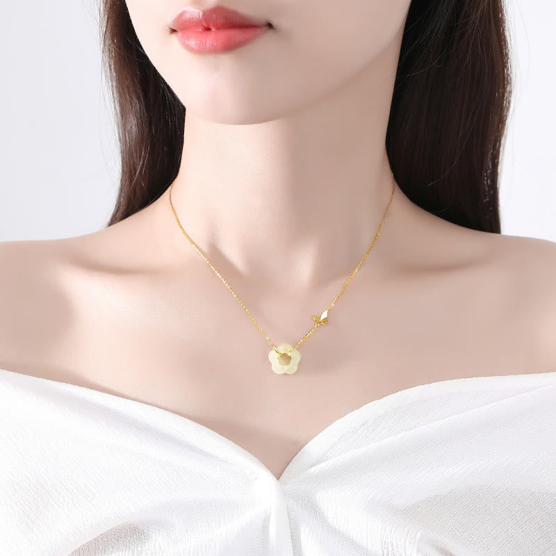 Collar con colgante de plata de ley 925 con Buddha Stones y flor de jade hetiano y mariposa