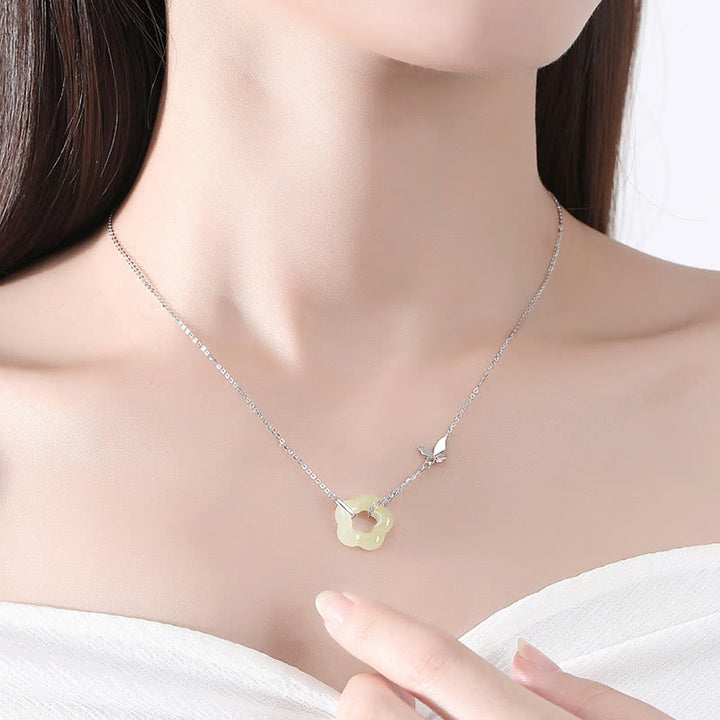 Collar con colgante de plata de ley 925 con Buddha Stones y flor de jade hetiano y mariposa