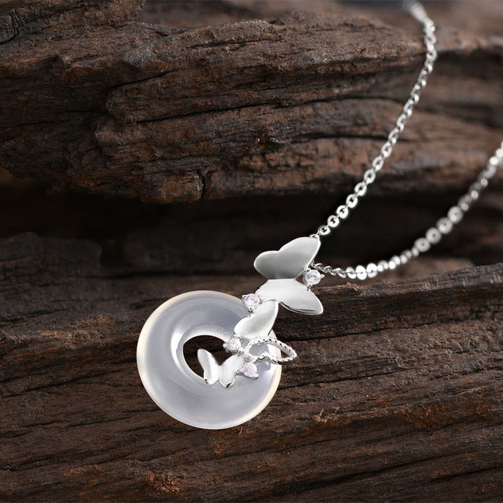 Colgante de plata de Buddha Stones 925 con forma de mariposa y calcedonia, con hebilla de paz y bendición de la suerte