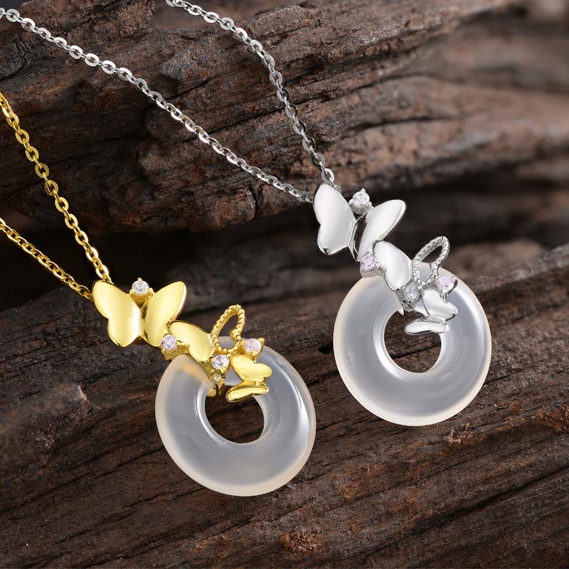 Colgante de plata de Buddha Stones 925 con forma de mariposa y calcedonia, con hebilla de paz y bendición de la suerte