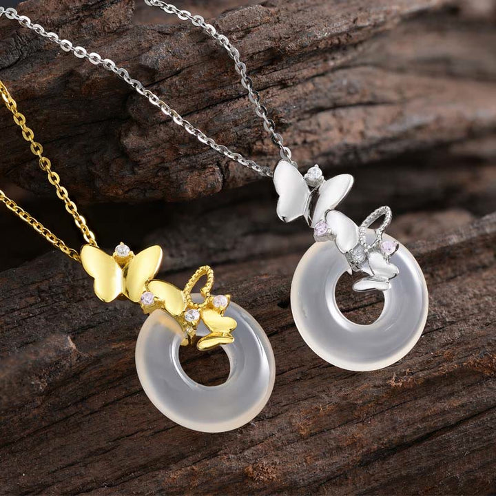 Colgante de plata de Buddha Stones 925 con forma de mariposa y calcedonia, con hebilla de paz y bendición de la suerte
