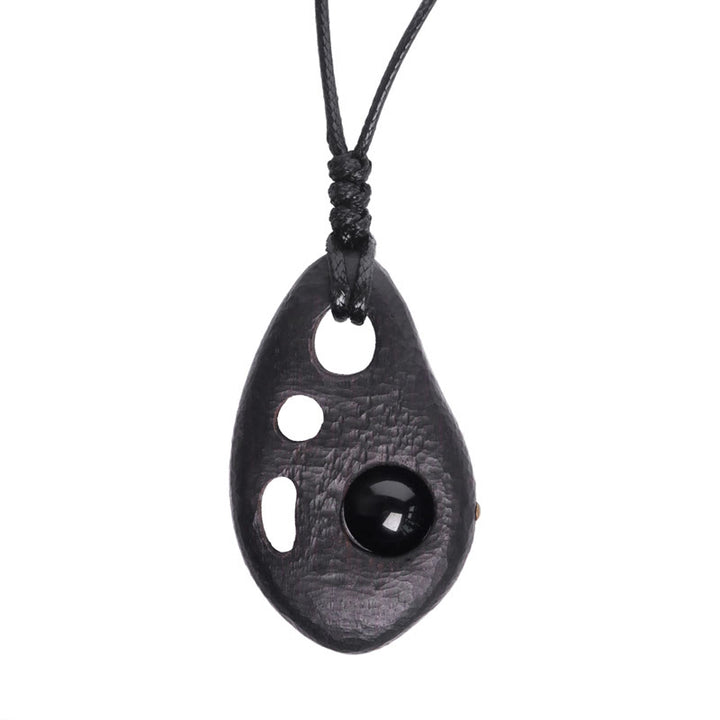 Collar con colgante de obsidiana hueca con incrustaciones de madera de ébano y Buddha Stones que transmiten paz y calma