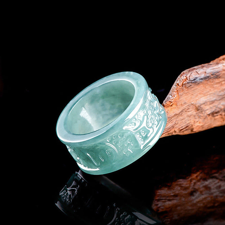 Anillo de prosperidad tallado con Om Mani Padme Hum y jade natural de Buddha Stones