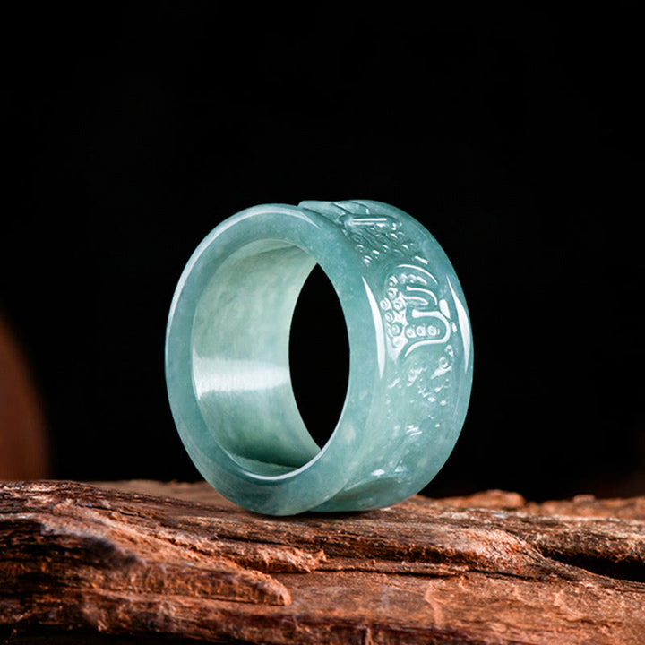 Anillo de prosperidad tallado con Om Mani Padme Hum y jade natural de Buddha Stones