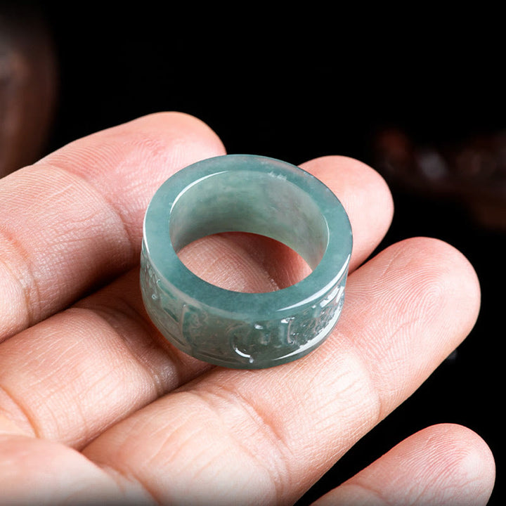 Anillo de prosperidad tallado con Om Mani Padme Hum y jade natural de Buddha Stones