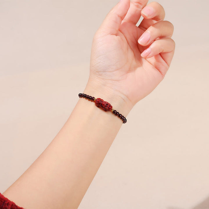 Pulsera protectora de cuentas cuadradas de cuarzo fresa PiXiu con granate y cinabrio de Buddha Stones
