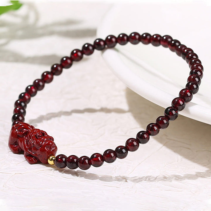 Pulsera protectora de cuentas cuadradas de cuarzo fresa PiXiu con granate y cinabrio de Buddha Stones