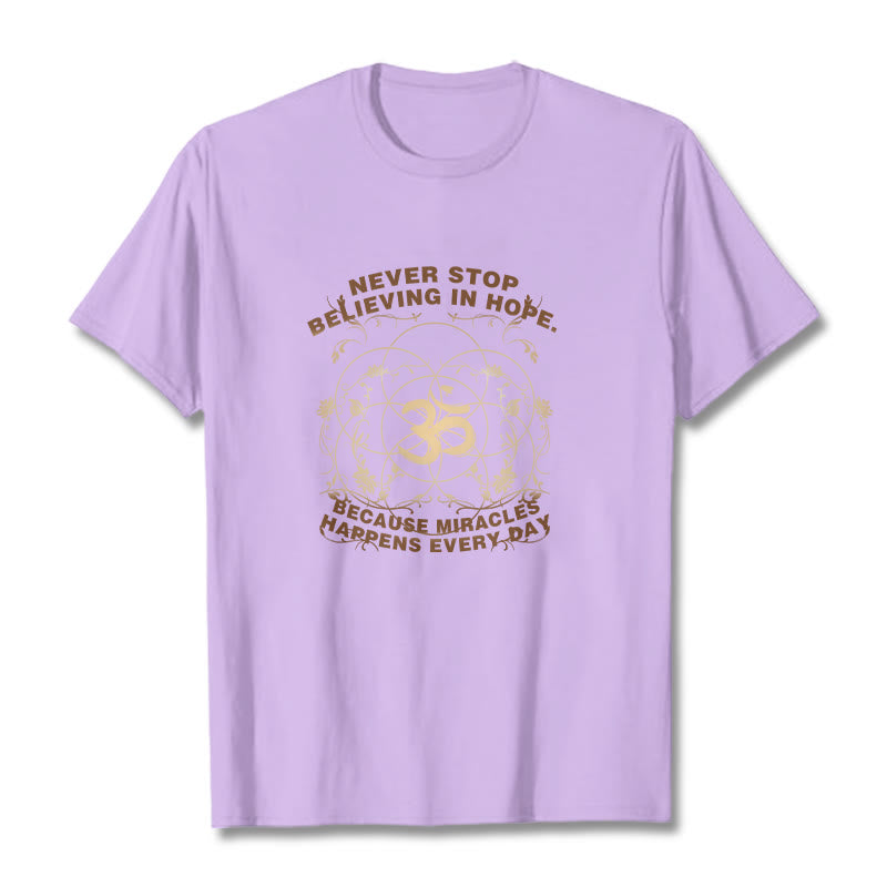 Camiseta de algodón con diseño de loto Om y Buddha Stones que nunca dejan de creer en la esperanza - Ciruela - 2XL - image 17