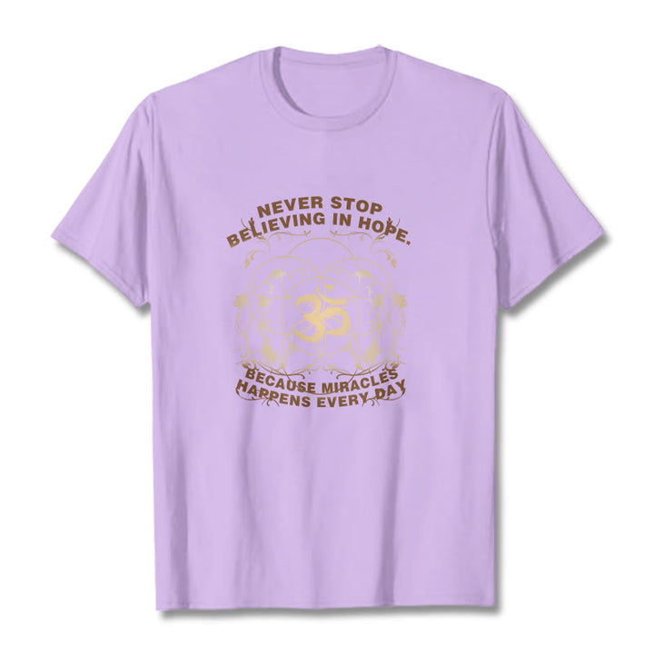 Camiseta de algodón con diseño de loto Om y Buddha Stones que nunca dejan de creer en la esperanza - Ciruela - 2XL - image 17