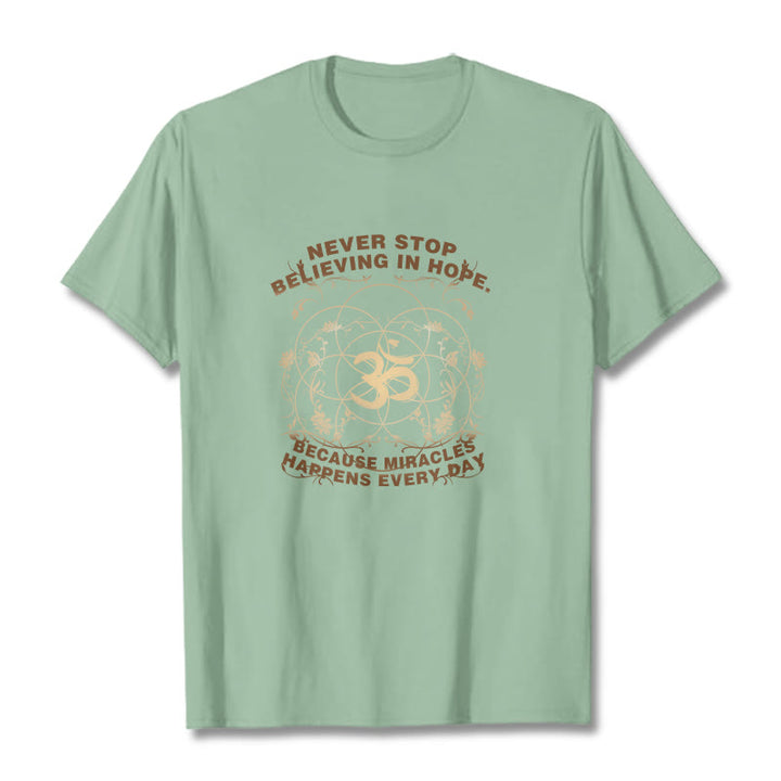 Camiseta de algodón con diseño de loto Om y Buddha Stones que nunca dejan de creer en la esperanza - Verde pálido - 2XL - image 15
