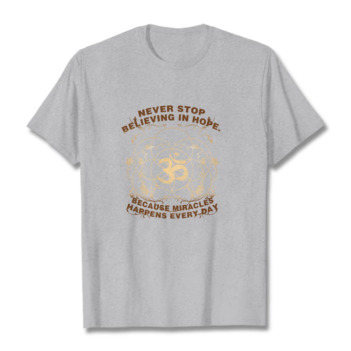 Camiseta de algodón con diseño de loto Om y Buddha Stones que nunca dejan de creer en la esperanza - Gris claro - 2XL - image 20
