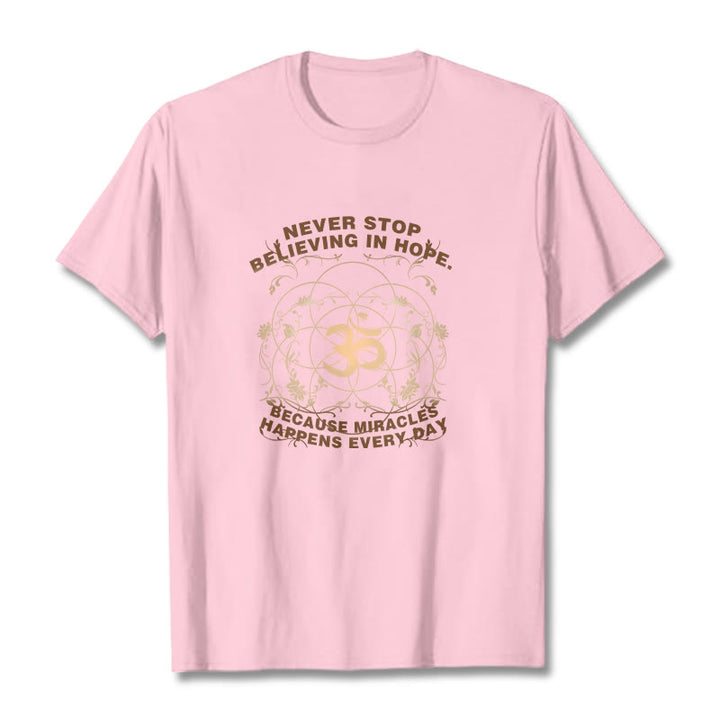 Camiseta de algodón con diseño de loto Om y Buddha Stones que nunca dejan de creer en la esperanza - Rosa claro - 2XL - image 13