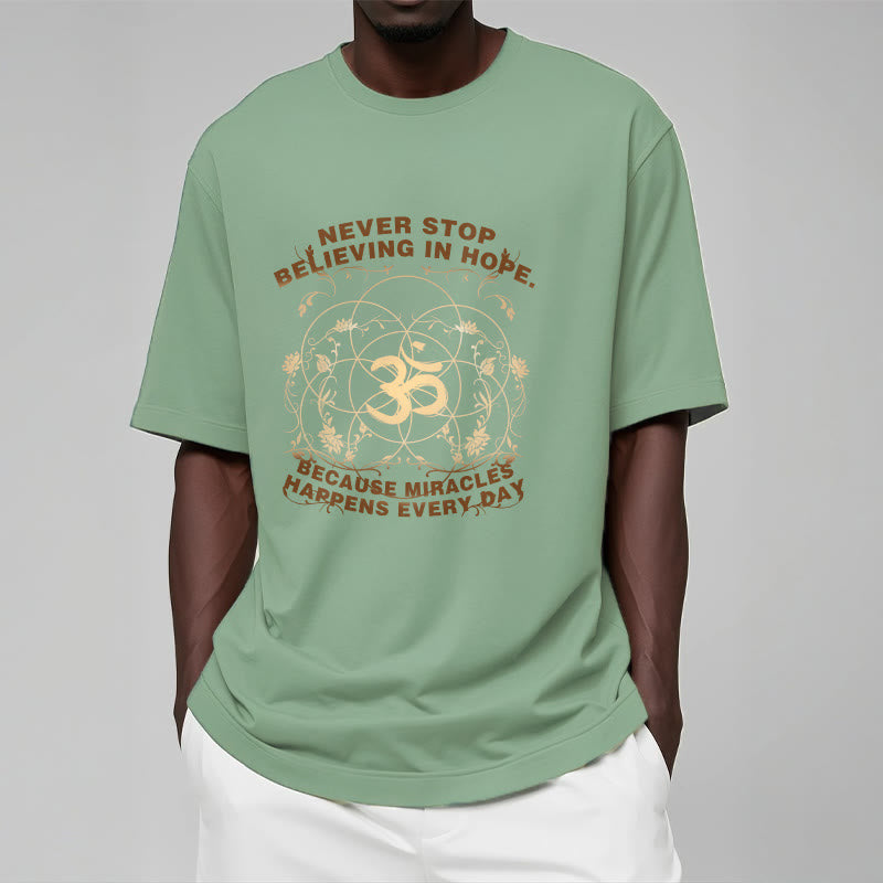 Camiseta de algodón con diseño de loto Om y Buddha Stones que nunca dejan de creer en la esperanza - image 16