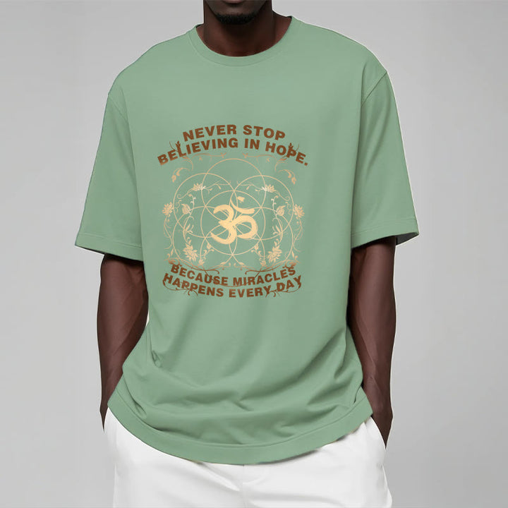 Camiseta de algodón con diseño de loto Om y Buddha Stones que nunca dejan de creer en la esperanza - image 16