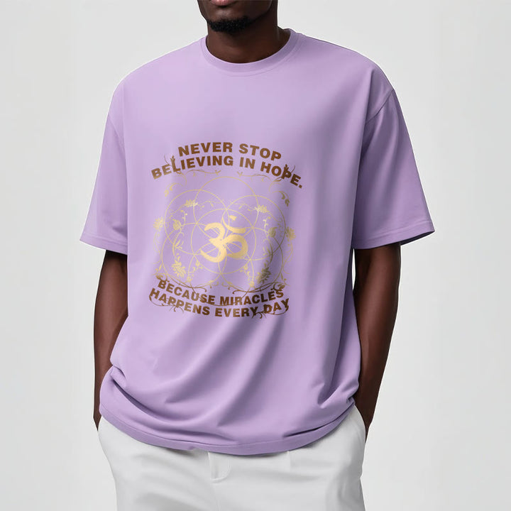 Camiseta de algodón con diseño de loto Om y Buddha Stones que nunca dejan de creer en la esperanza - image 18