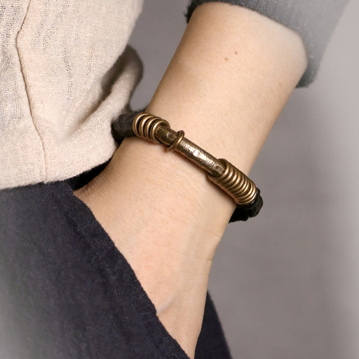 Pulsera de la paz con anillo circular de cobre, latón, madera y ébano con Buddha Stones